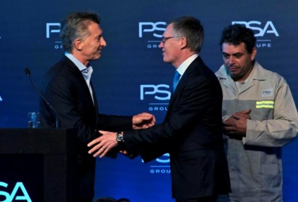 Escrachan a Macri en su recorrida por la planta Peugeot