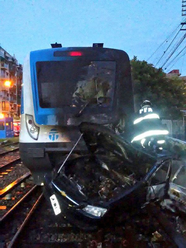 Tren del Sarmiento embistió un taxi