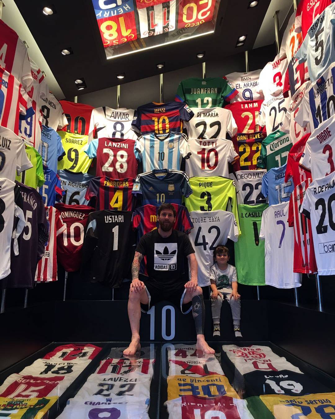 Messi muestra su colección de camisetas: ¿Cual es la más curiosa?