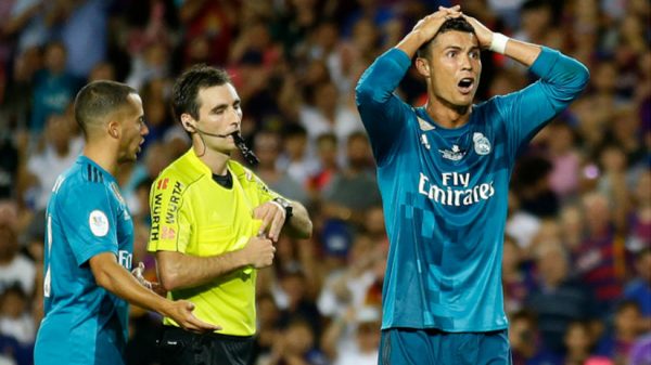 Sancionan a Cristiano Ronaldo con 5 partidos tras empujar a un árbitro