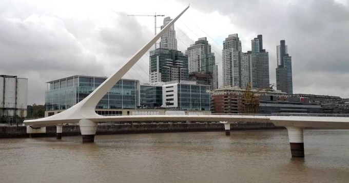 #Video: Un hombre se tiró del Puente de la Mujer en Puerto Madero