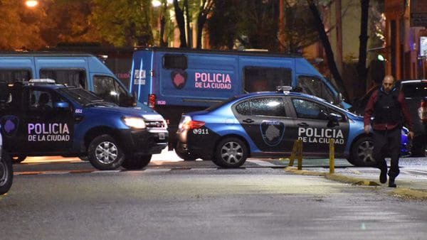 Toma de rehenes en Caballito: un policía permanece cautivo