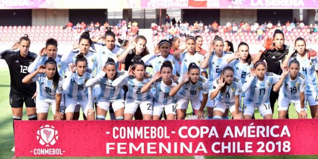 Para la foto: La Selección de Fútbol Femenino y un reclamo a la AFA