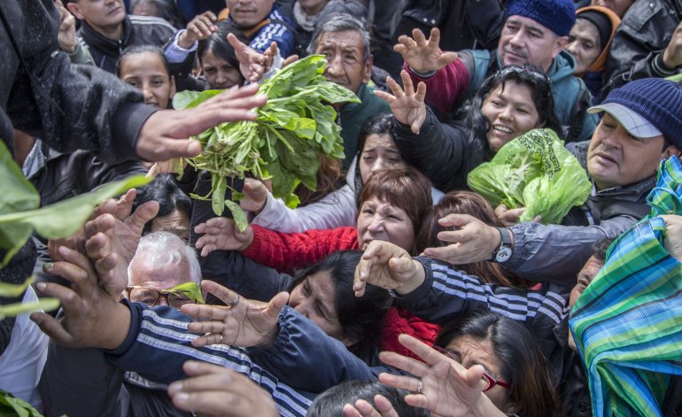 Por segundo día consecutivo productores regalan verduras en Plaza Congreso