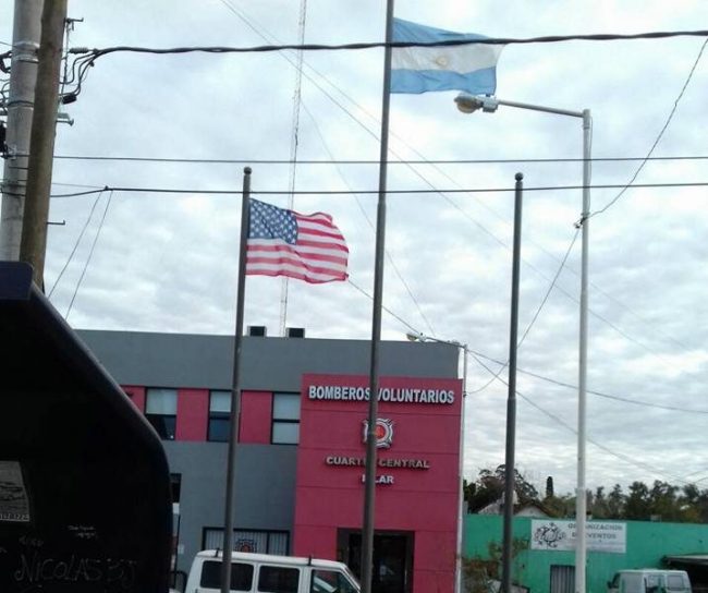 En el Cuartel de Bomberos de Pilar flamea la bandera de EEUU