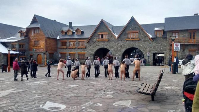 Manifestantes desnudos contra el G20 en Bariloche