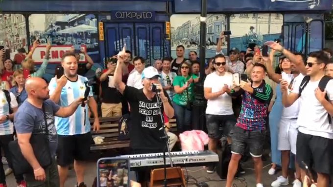 Video: Pablo Lescano desató la locura de los hinchas en las calles de Moscú