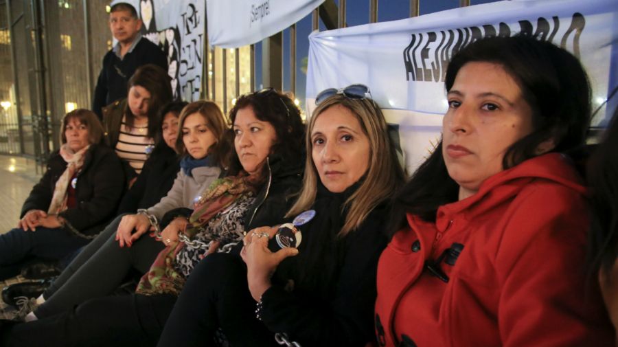 Ante el abandono del Estado familiares del ARA SAN JUAN se encadenan en Plaza de Mayo