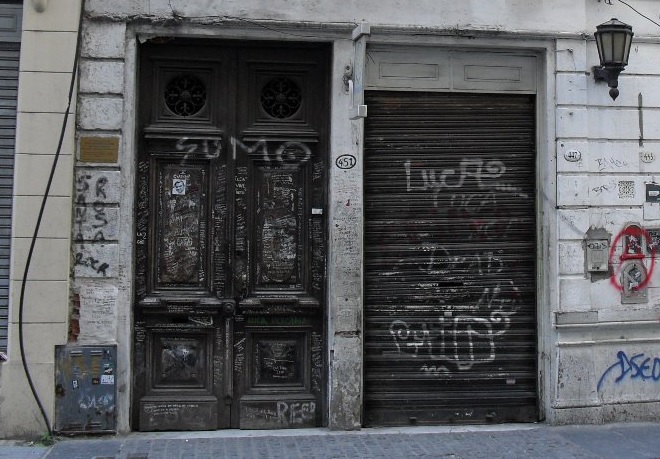 El Gobierno pintó sin permiso la puerta de la histórica casa de Luca Prodan