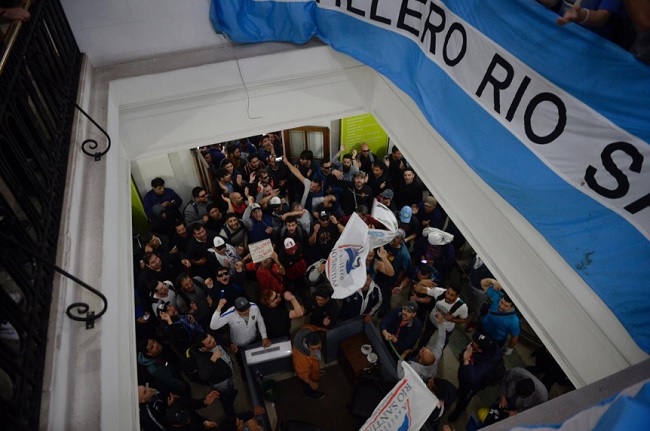 Los trabajadores del Astillero Río Santiago tomaron el Ministerio de Economía Bonaerense