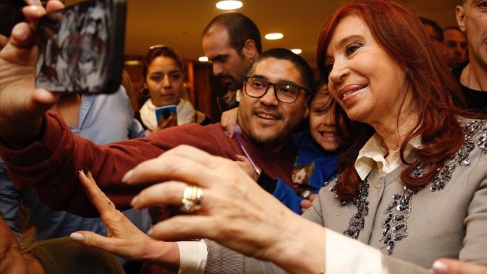 ¿Empezó la campaña? CFK llegó a Santiago del Estero y fue recibida por una multitud