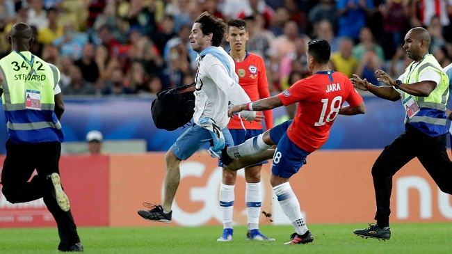 Copa América: La terrible patada de un jugador chileno al hincha argentino que ingresó al campo