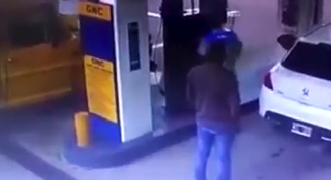 Video viral: Fue a cargar gas, le explotó el baúl donde tenía escondida cocaína y huyó