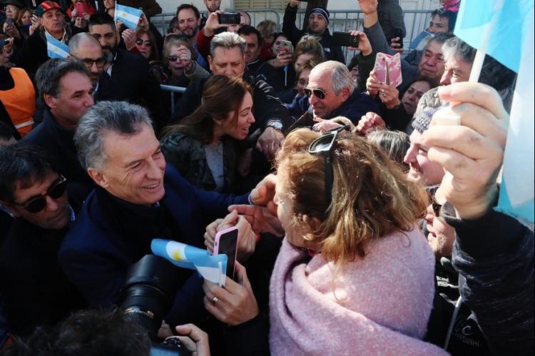 Escandaloso: la esposa de un despedido de una fábrica cerrada por el Gobierno fue detenida por insultar a Macri