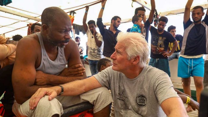 Mirá el video: Richard Gere sorprendió a todos llevando comida y provisiones al barco que rescata inmigrantes