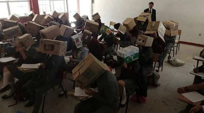 Inédito: Le puso cajas de cartón en la cabeza a sus alumnos para que no se macheteen