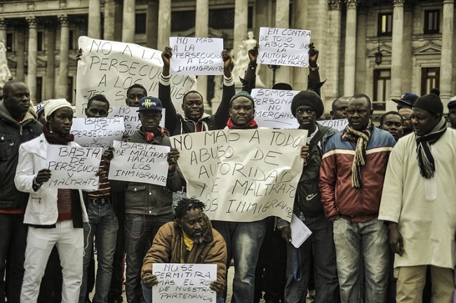 Imágenes sensibles: Así la policía de la ciudad detiene y tortura a senegaleses