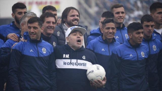 Maradona ofreció rever su contrato por el coronavirus