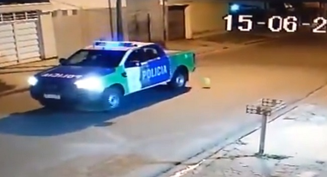 Video Viral: Suspenden a dos policías que intentaban explotar un globo con su patrullero