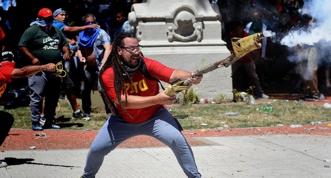 Detuvieron en Uruguay al “Hombre Mortero” que disparó frente al Congreso