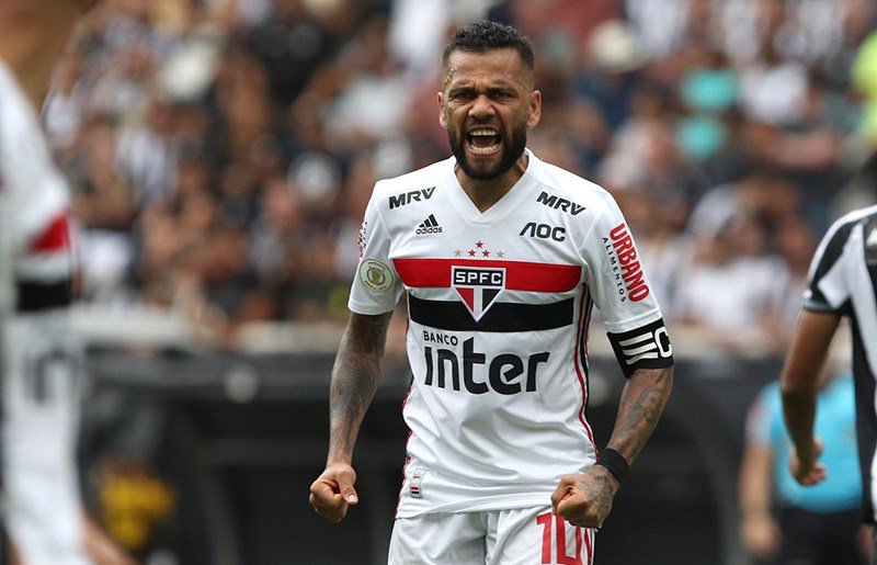 Dani Alves sufrió una fractura y no llegaría al duelo con River