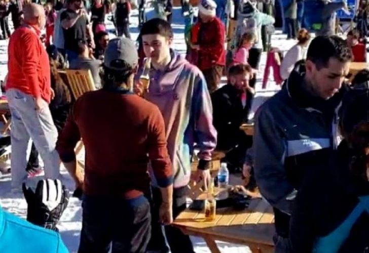 Mientras aumentan los casos: Una multitud se burló de la cuarentena y esquió sin distancia ni barbijos en Chapelco