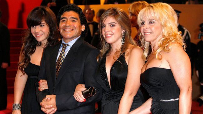 La última foto de Giannina, Claudia y Benjamín con Diego Maradona