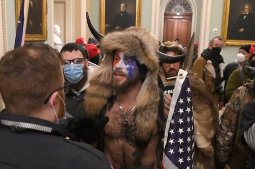 ¿Quién es Jake Angeli? el seguidor de Trump vestido con cuernos que asaltó al Capitolio