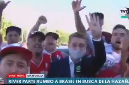 Hinchas de River le robaron el celular en vivo al periodista Maxi Grillo