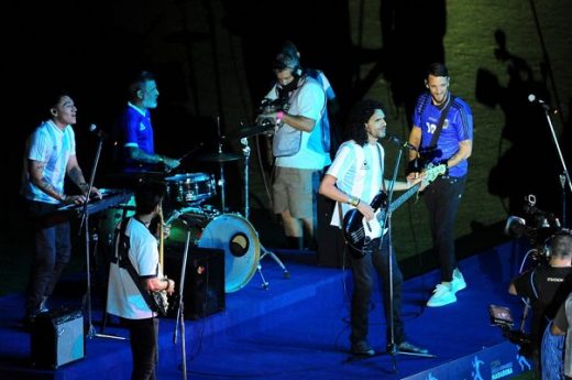 Una banda de exfutbolistas interpretó “La Mano de Dios” en la previa de la final de la Copa Diego Maradona