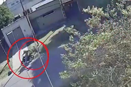 La Plata: Un motochorro arrastró por el pavimento a una mujer para robarle el bolso
