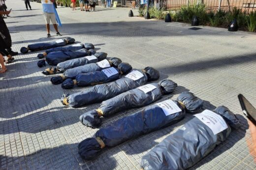 Militantes opositores en Plaza de Mayo: fuerte repudio por “bolsas mortuorias con nombres de dirigentes políticos”