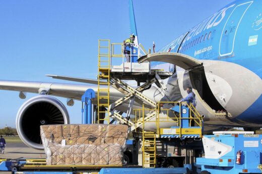 Partió un nuevo vuelo a China a buscar más de 900.000 dosis