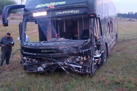 Ruta 9: chocó un micro de larga distancia y hay al menos 3 muertos