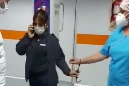 La policía esposó a una enfermera que se negó a sacarle sangre a un detenido