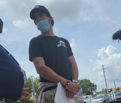 Filmaron a Nacho Viale haciendo cola para vacunarse en Miami