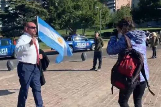 Increíble: Un manifestante aseguró que a su madre se le pegó un imán luego de vacunarse con la Sputnik V