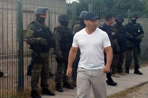 Insólito defile de la Policía Chubutense al grito de: “Piquetero, ten cuidado, que una noche muy oscura a tu villa entraré”