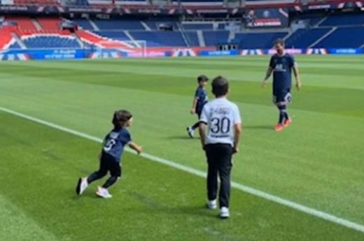 El viral de Messi “peloteando” con sus hijos en el Parque de los Príncipes