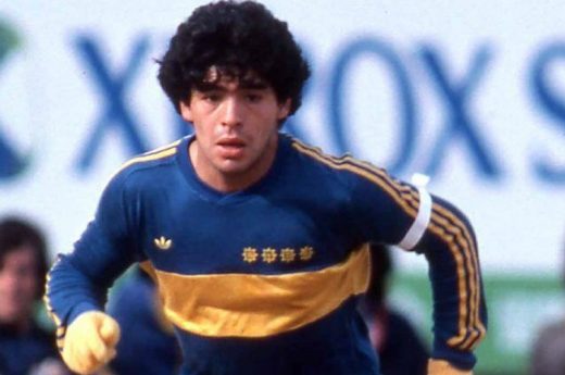 Boca presentó su nueva camiseta inspirada en la que utilizó Maradona