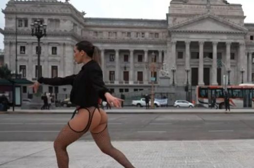 La vergonzosa campaña “hot” de Cinthia Fernández: Grabó un spot en portaligas frente al Congreso