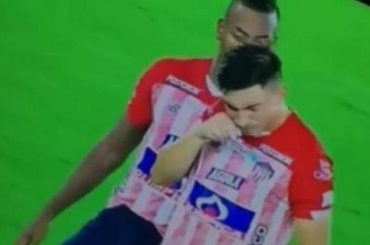 Dos jugadores de Junior en la mira por aspirar una sustancia en pleno partido