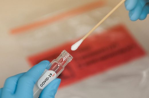 En los Países Bajos, grupos anti vacuna venden kits para contagiarse de coronavirus