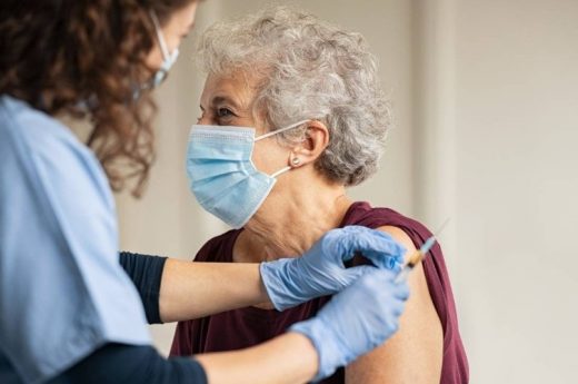 Tercera dosis: El Gobierno anunció que aplicarán un “refuerzo” a personal de la salud y mayores de 70 años