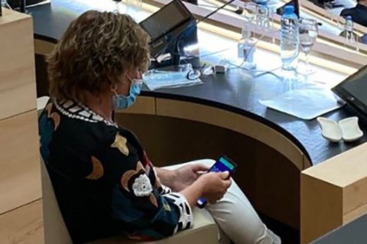 Escrachan a una Legisladora jugando al Candy Crush mientras debatían una ley