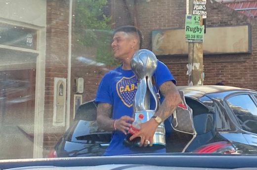 Marcos Rojo se llevó la copa a su casa y la paseó por las calles de Quilmes