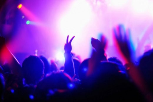 Se filmó haciendo un tutorial para ingresar alcohol a los boliches y se volvió viral