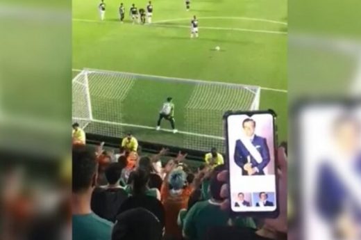 Creer o reventar: Un hincha buscó fotos de Menem para “mufar” un penal