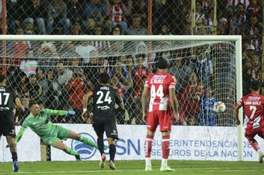 Unión sorprendió ganando de local contra River por la mínima