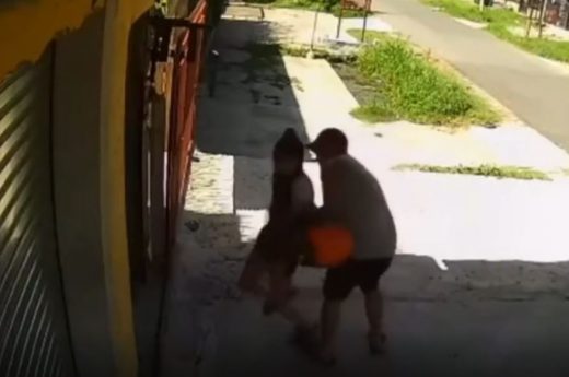 Captan el instante en que un hombre de baja de una moto para manosear a una menor